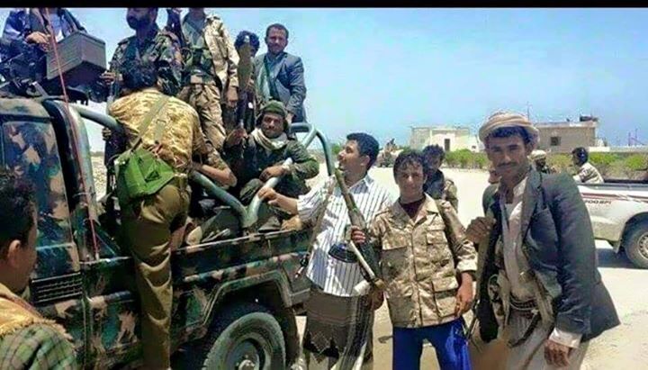مليشيات الحوثي تقصف خور مكسر بالدبابات