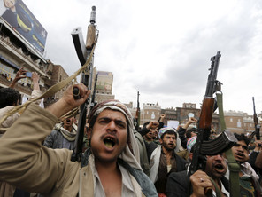 شهود عيان : رتل عسكري لمليشيات الحوثي يدخل منطقة الوهط بلحج هرباً من قصف الطائرات
