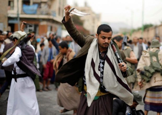 إيران تجبر الحوثيين على رفض تهدئة يحتاجون إليها بشدّة