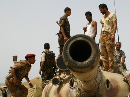 عدن .. معسكر للجيش اليمني يصيب منزل بمنطقة  “بئر احمد ” بالبريقا بقذيفة مدفعية