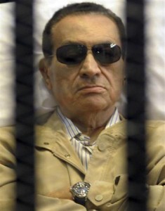 العسكري ينفي وفاة مبارك ويؤكد حالته الحرجة