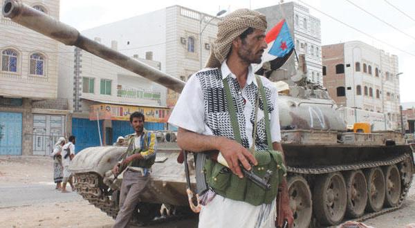 مليشيات الحوثي بعد تكبدها خسائر فادحة في خور مكسر تقصف المدينة بشكل عشوائي