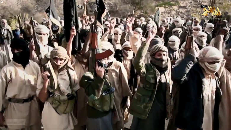 صحيفة : القاعدة والحوثيين يتبادلون تفجير محلات تجارية في رداع