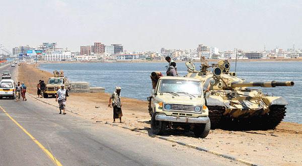 عاجل : مليشيات الحوثي تقصف خور مكسر بالدبابات واحتراق احد المباني والسكان يوجهون نداء استغاثة