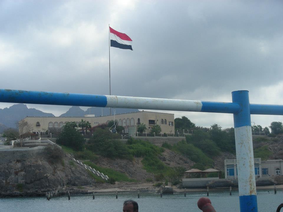 خفر السواحل اليمنية تقول انها ضبطت سفينة تقل شحنتين من السموم والأدوية في عدن