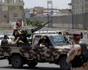 صبر لحج : جنود من اللواء 201 يصدمون باص اجرة ويعتدون على السائق