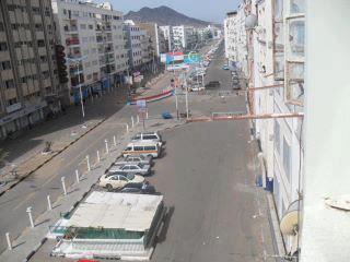قوات الجيش اليمني تعتقل انور اسماعيل وتطمس اعلام الجنوب وتحرق صور الشهداء في المعلا