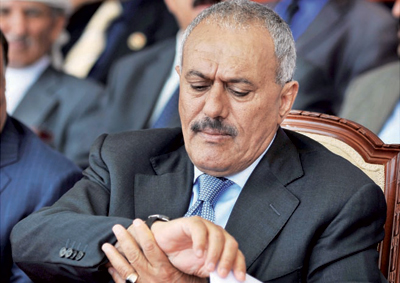 صالح منبوذًا: الحكومة تهدده والحوثي يحاصره