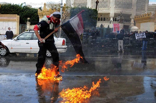 خبراء يتوقعون تفاقم الأزمة الاقتصادية في مصر رغم دولارات الخليج